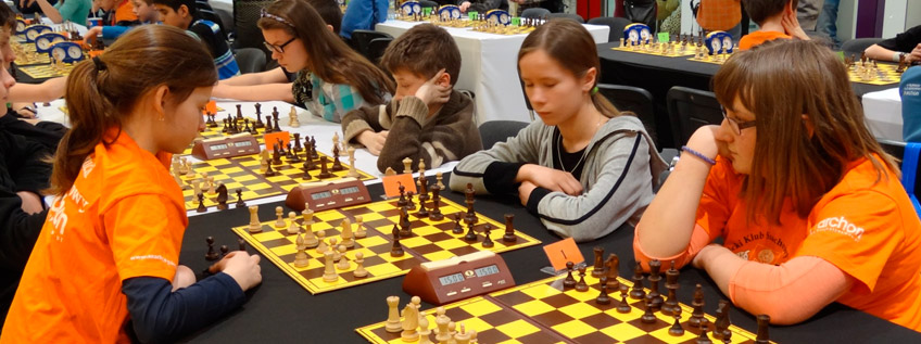 Młodzi szachiści z Myślenic podczas turnieju