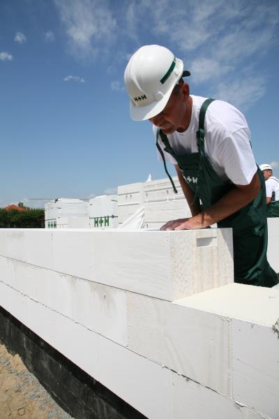 Budowanie ściany bloczkami z betonu komórkowego