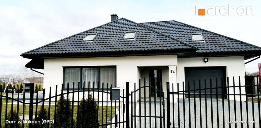 Dom w lilakach GPD - metalowe ogrodzenie
