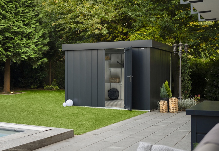 Domek ogrodowy z narzędziami ogrodniczymi