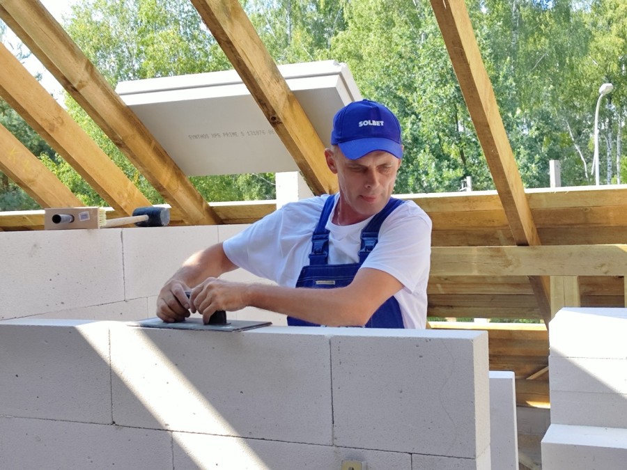 Szlifowanie poprzedniej warstwy muru