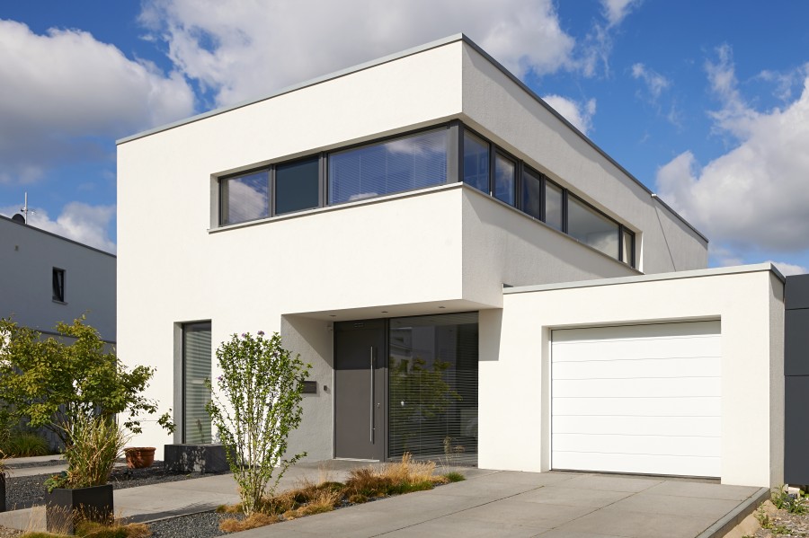 Ciemne drzwi i jasna brama garażowa